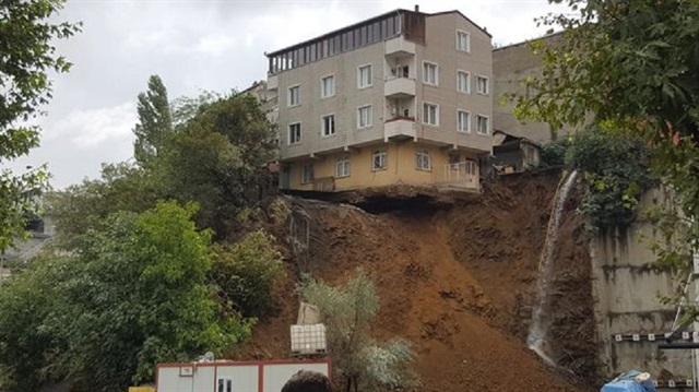 Beyoğlu'ndaki 4 katlı bina böyle çöktü