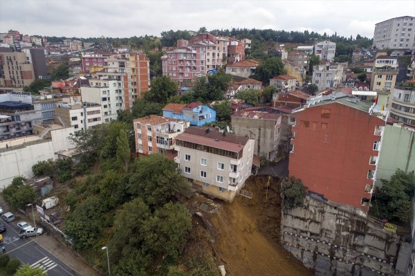 Beyoğlu'ndaki 4 katlı bina böyle çöktü