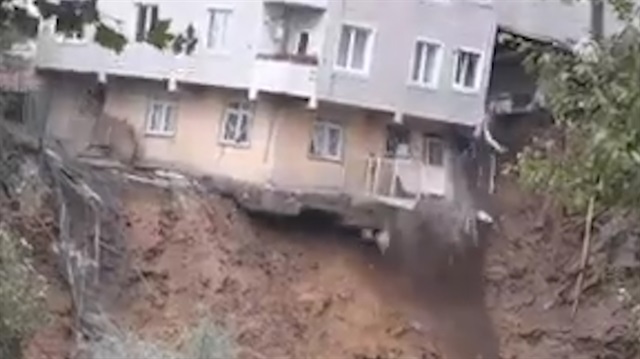 Beyoğlu'ndaki 4 katlı bina böyle çöktü