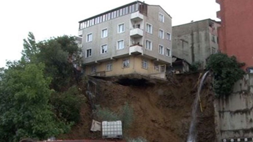Beyoğlu'ndaki 4 katlı bina böyle çöktü