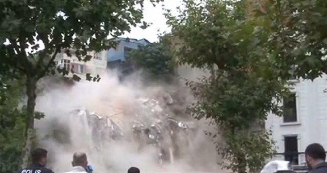Beyoğlu'ndaki 4 katlı bina böyle çöktü