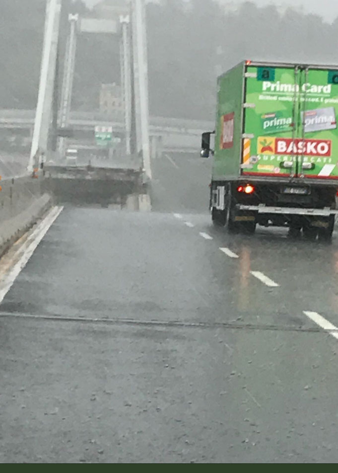 İtalya'da köprü faciası! Otoyol köprüsü böyle çöktü...