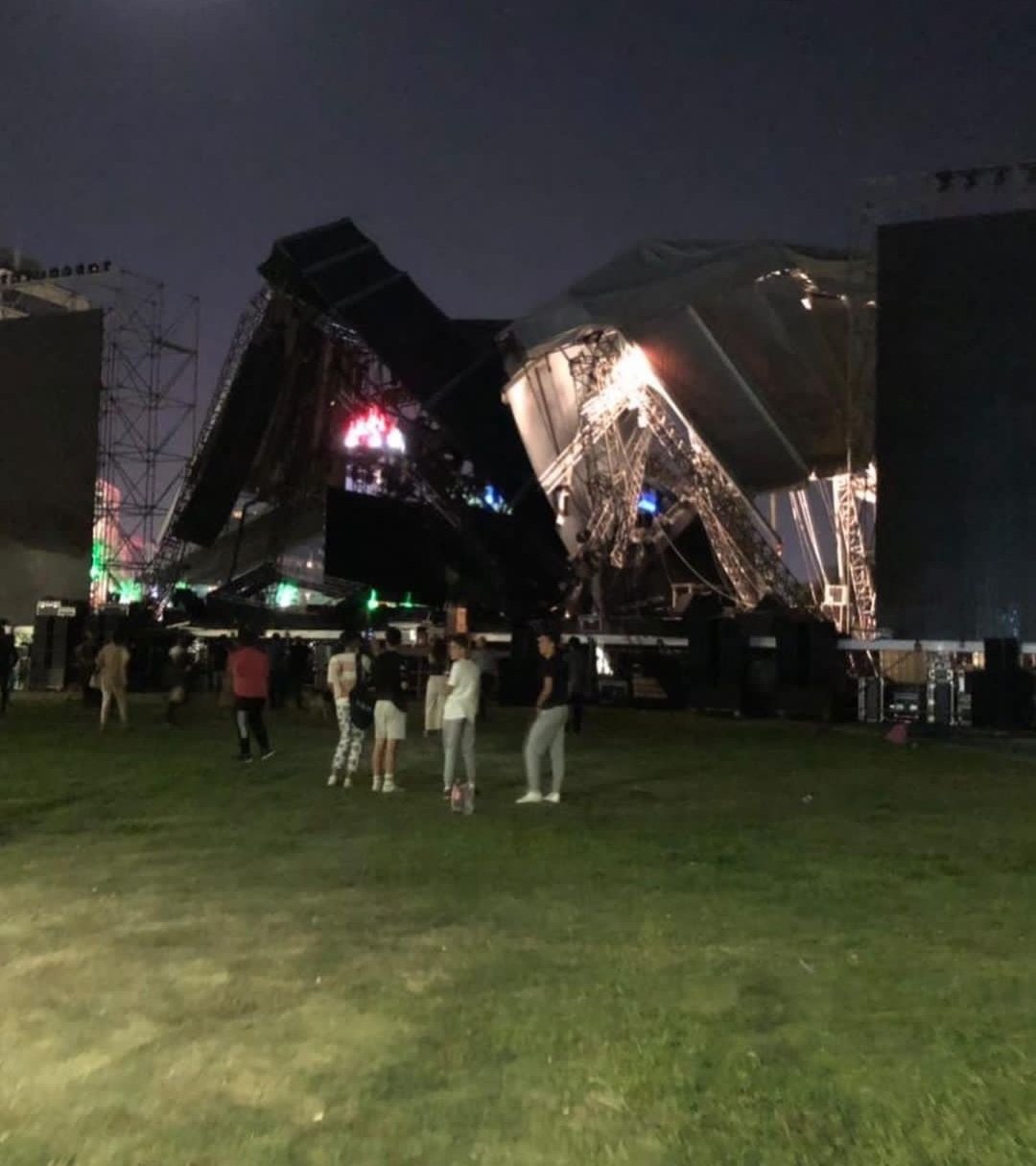 İzmir'de Tarkan konseri öncesi facianın eşiğinden dönüldü! Tarkan'ın dev sahnesi böyle çöktü...