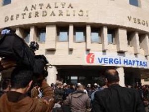 2B rayiç bedellerini protesto eden Antalyalılar defterdarlığı bastı