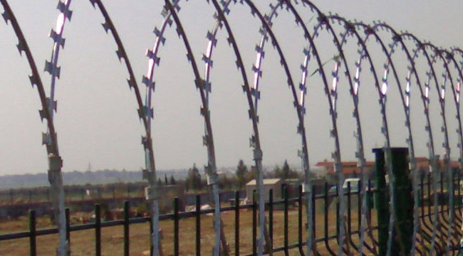 Avusturya sınırında mülteciler geçmesin diye tel örgü çekiliyor