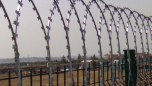 Avusturya sınırında mülteciler geçmesin diye tel örgü çekiliyor
