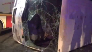 Düğüne giden midibüs kaygan yolda 23 yolcusuyla devrildi: 15 kişi yaralandı