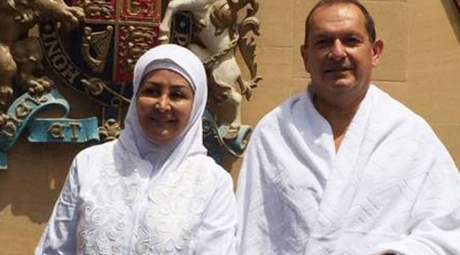 İngiliz Büyükelçi Simon Collis eşi Hüda müslüman oldu Hac yaptı