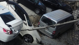 İstanbul Merter'de yol çöktü! Lüks araçlar böyle açılan çukura düştü