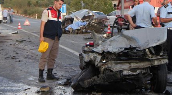 İzmir'de  feci trafik kazası! Otomobil 3 parça oldu 1 ölü, 14 yaralı