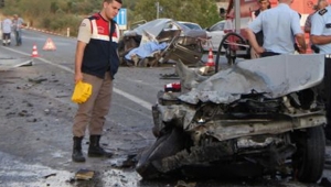 İzmir'de feci trafik kazası! Otomobil 3 parça oldu 1 ölü, 14 yaralı