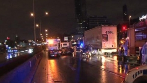 Kadıköy yola düşen pazar çadırı E-5'te zincirleme trafik kazasına neden oldu