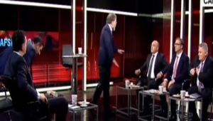 CNN Türk Canlı yayınında AKP'li Erdoğdu ve CHP'li Oğan gerginliği! Cam masayı kırdı