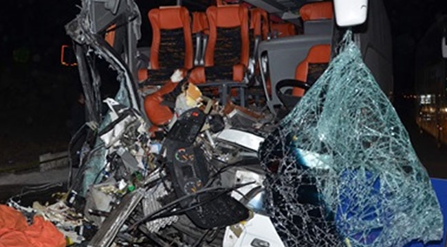 Eskişehir'de korkunç kaza! Yolcu otobüsü Tıra çarptı: 1 ölü, 29 yaralı