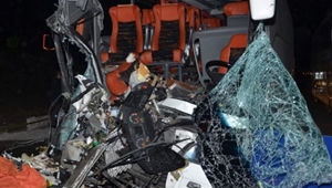 Eskişehir'de korkunç kaza! Yolcu otobüsü Tıra çarptı: 1 ölü, 29 yaralı