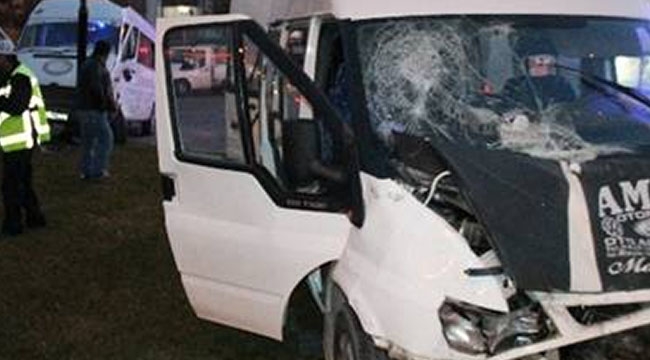 İşçileri taşıyan iki servis çarpışarak kaza yaptı: 11 yaralı