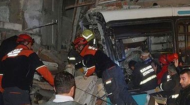 Karabük'te feci trafik kazası! Halk otobüsü eve daldı: 6 yaralı