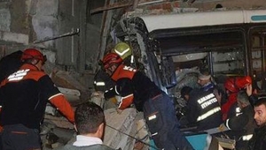 Karabük'te feci trafik kazası! Halk otobüsü eve daldı: 6 yaralı