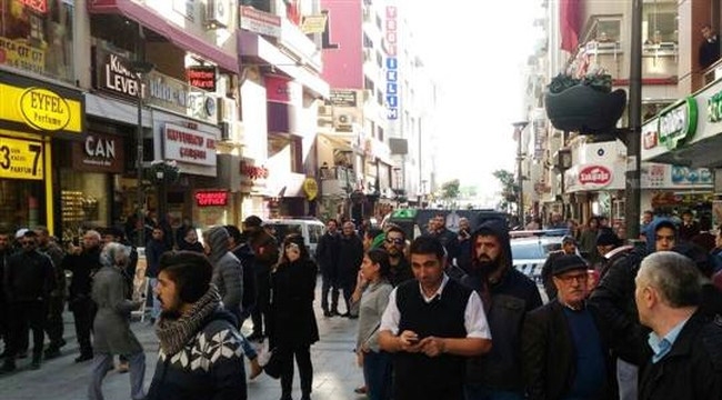 Son dakika haberleri: İzmir'de bomba alarmı 20 den fazla bina boşaltıldı (1)