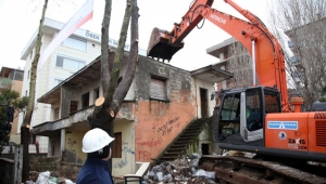 Kartal ilçesinde metruk binalar yıkılıyor