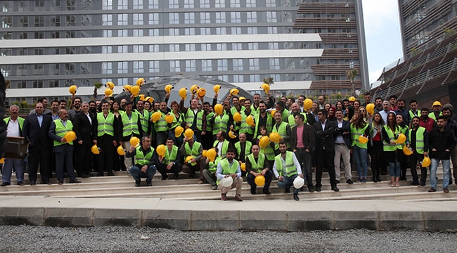 Eşkıya Dünyaya Hükümdar Olmaz Oyuncuları ve Pana Yapı inşaat ekibi , 1 Mayıs için bir araya geldi