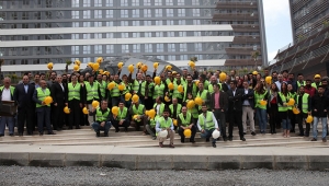 Eşkıya Dünyaya Hükümdar Olmaz Oyuncuları ve Pana Yapı inşaat ekibi , 1 Mayıs için bir araya geldi