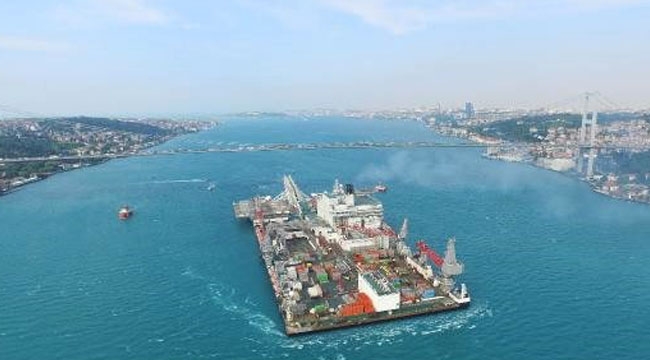 Türk Akımı için boru döşeyecek "Pioneering Spirit" İstanbul Boğazın'dan böyle geçti