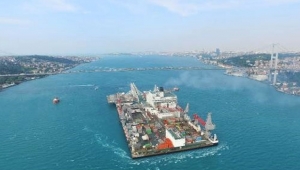 Türk Akımı için boru döşeyecek "Pioneering Spirit" İstanbul Boğazın'dan böyle geçti