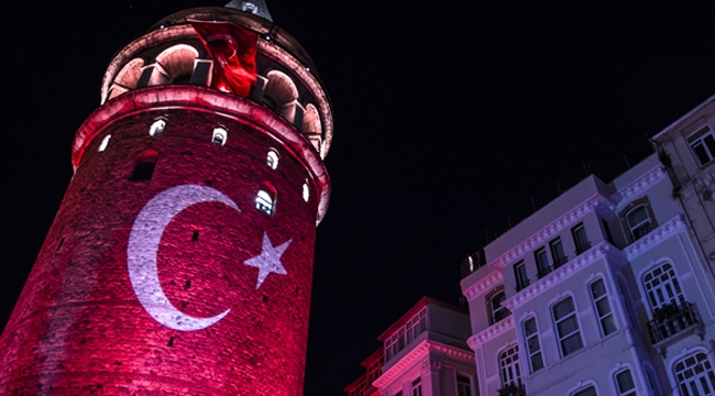 Türk Bayrağı bu gece Galata Kulesi'ne yansıtılacak