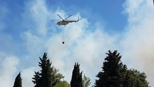 İzmir'de orman yangınına müdahale eden yangın söndürme helikopteri düştü! 5 personel kurtuldu