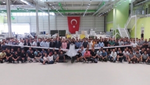 Cumhurbaşkanı Erdoğan Milli İHA önünde çalışanlarla poz verdi