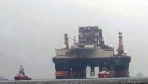 İstanbul Boğazı dev petrol arama platformu için trafiğe kapatıldı