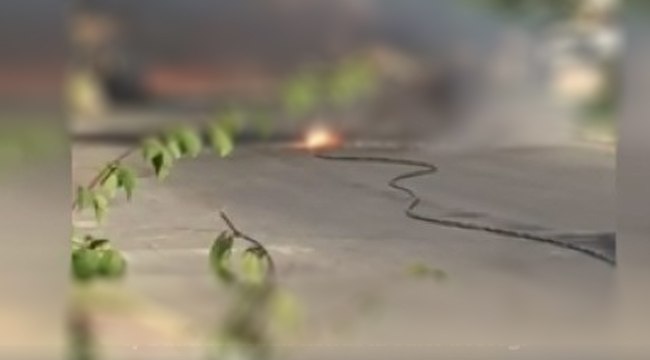 İstanbul'da hafriyat kamyonu terör estirdi! Elektrik direğini devirdi