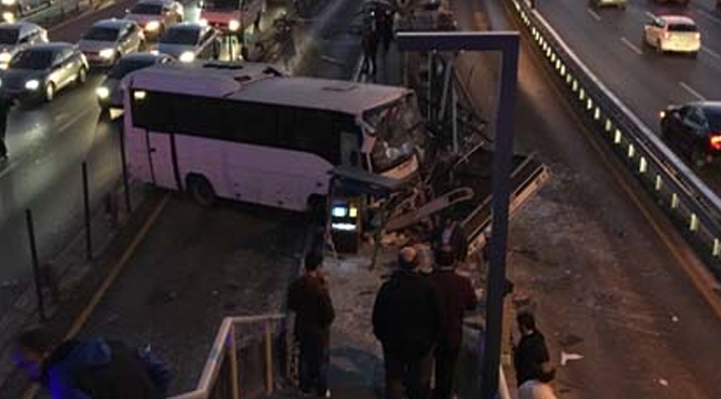 Metrobüs yolunda feci trafik kazası... Yaralılar var!!!