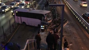 Metrobüs yolunda feci trafik kazası... Yaralılar var!!!