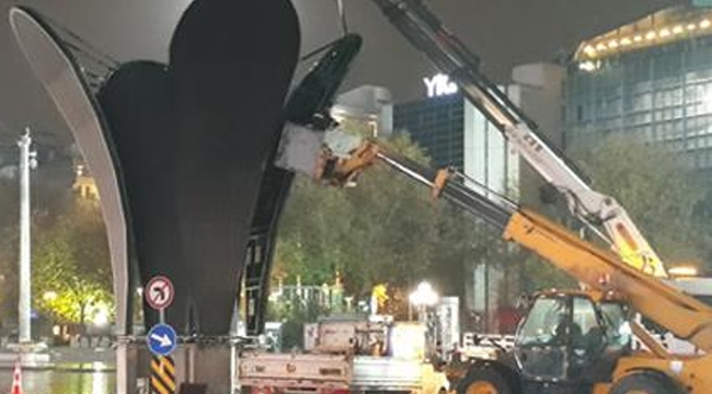 Başkentte Kızılay Meydanı’ndan lale heykeli kaldırıldı