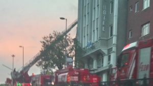 Taksim'de sıcak saatler! Metruk bina alev alev...
