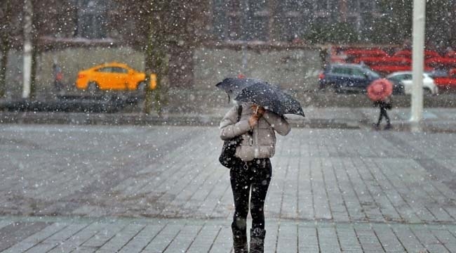 İlk kar yağdı! İstanbul'da yüksek kesimler beyaz örtüyle güne başladı