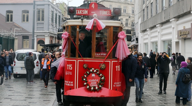 İstanbul'un nostaljik tramvayı çalışmaya başladı