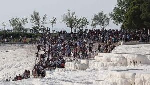2 saat ücretsiz olunca Pamukkale`ye akın akın turist yağdı