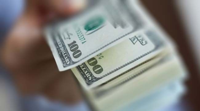 Dolar 4 TL`nin üzerini gördü