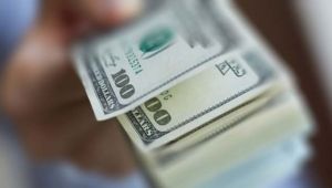Dolar 4 TL`nin üzerini gördü