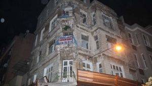Kadıköy'de iki asırlık tarihi bina böyle çöktü