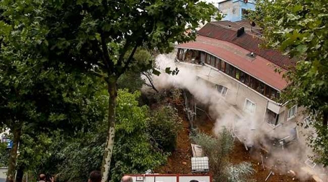 Beyoğlu'ndaki 4 katlı bina böyle çöktü