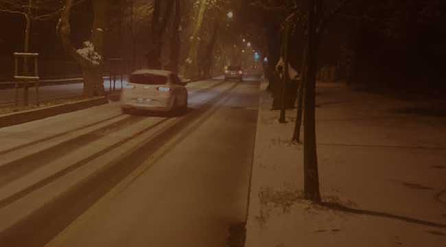 İstanbul beyaza büründü! Kar yağışı etkili oluyor...