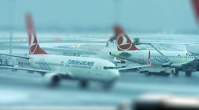 İstanbul beyaza büründü! Kar uçak seferlerini engelledi