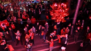 Kadıköy'de 19.23'te İstiklal Marşı coşkusu
