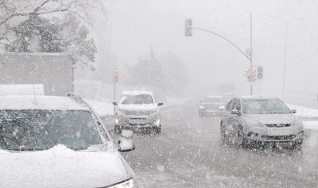 İstanbul şiddetli kar fırtınası altında, uçuşlar iptal