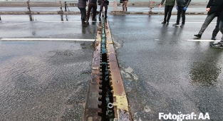 Unkapanı köprüsü ikiye ayrıldı! Köprü araç trafiğine kapatıldı...