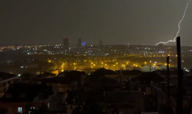 Son Dakika: İstanbul şiddetli sağanak yağmur etkisi altında! Esenyurt'ta fabrika ve iş yerlerini su bastı...